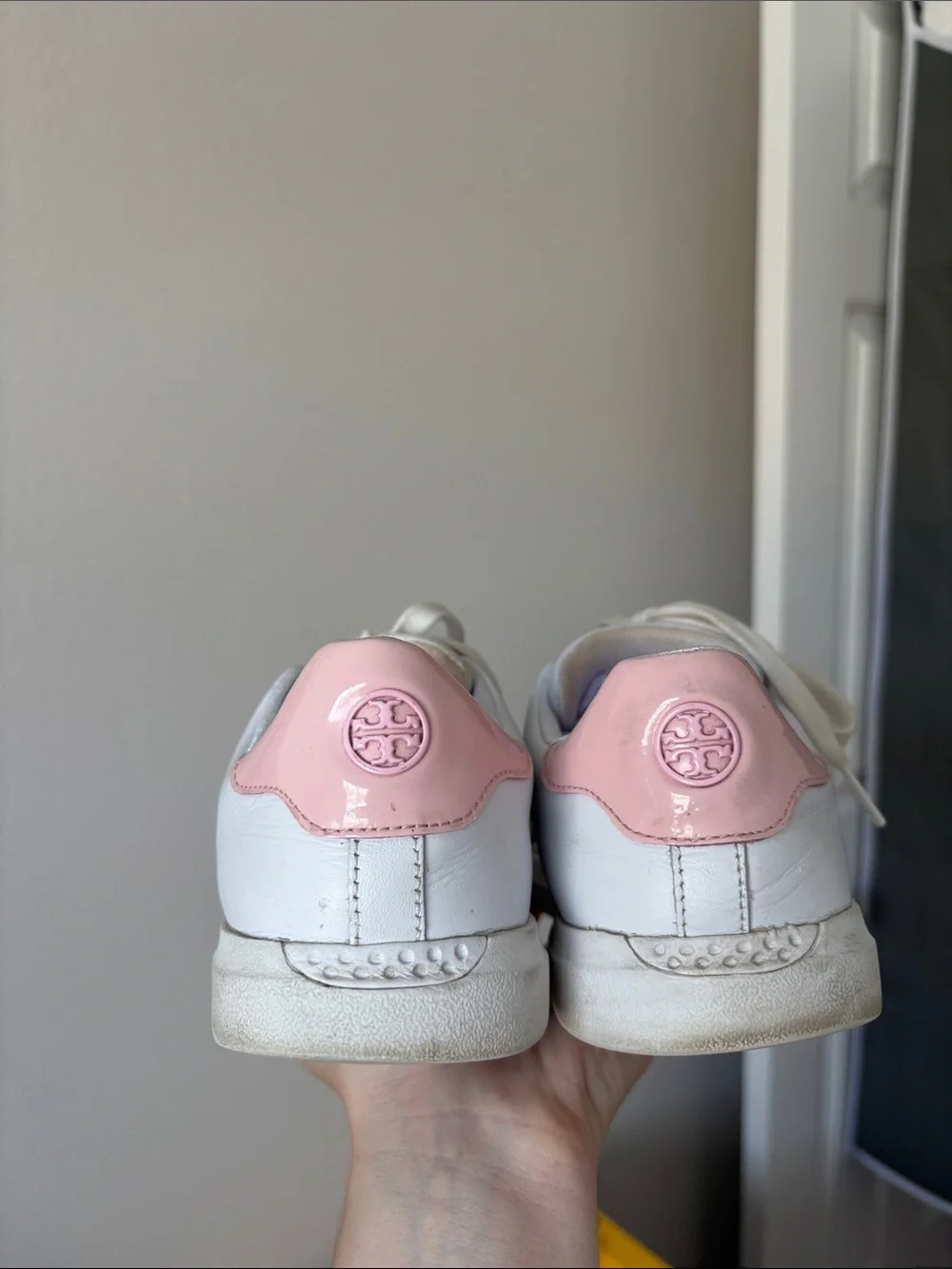 Tory Burch Howell Court sneakers in the titanium white and petunia pink SZ 9
